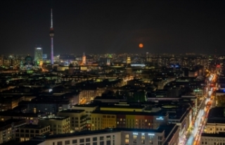 Berlin'de enerji tasarrufu için 200 yapı gece...