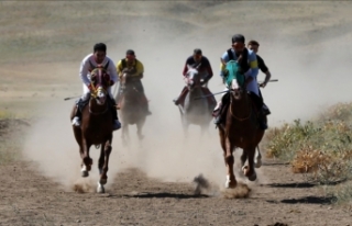 Muş'ta köylüler at yarışı kültürünü...