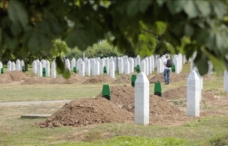 Srebrenitsa'daki Potoçari Anıt Mezarlığı,...