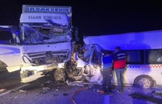 Sivas'ta kamyon ile minibüsün çarpışması...