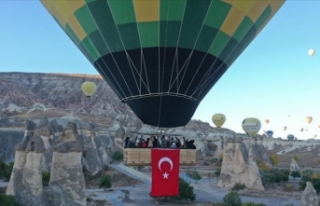 Kapadokya'da balonlar Türk bayrakları ve Atatürk...