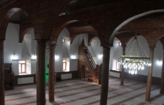 Erzincan'daki Osmanlı eseri ahşap direkli cami...