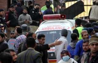 Pakistan'da camiye düzenlenen intihar saldırısında...