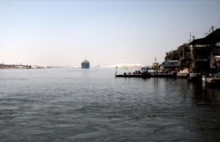 Süveyş Kanalı'nda bir yük gemisi karaya oturdu
