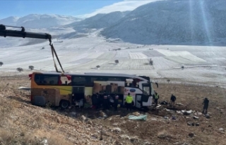 Afyonkarahisar'da yolcu otobüsü devrildi: 8...