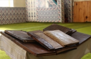 Köy camisindeki yüzlerce yıllık el yazması Kur'an...