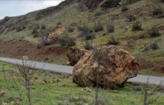 Kahramanmaraş'ta depremde dağdan kopan kaya...