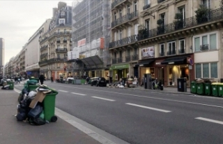Paris sokaklarında çöp yığınları gündelik...