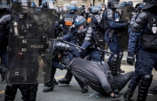 Paris'te polisin protestocuları tehdit etmesine...