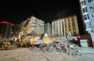 Şanlıurfa'da yıkılan binanın enkazındaki...