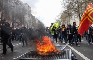 Fransa'da emeklilik reformu karşıtı gösteride...