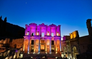 Işıklandırılan Efes Antik Kenti gece ayrı bir...