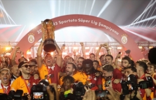 Şampiyon Galatasaraylı futbolcular mutluluklarını...