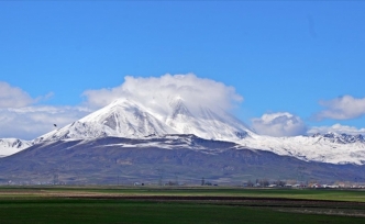 Ağrı'daki Kösedağ'ın zirvesi ilkbaharda karla kaplandı