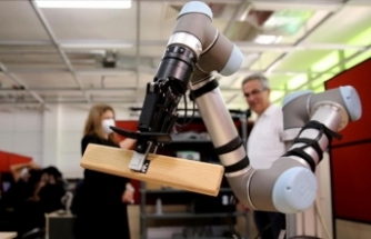 Yapay zekalı 'kalfa robotlar' fabrikalarda göreve hazır