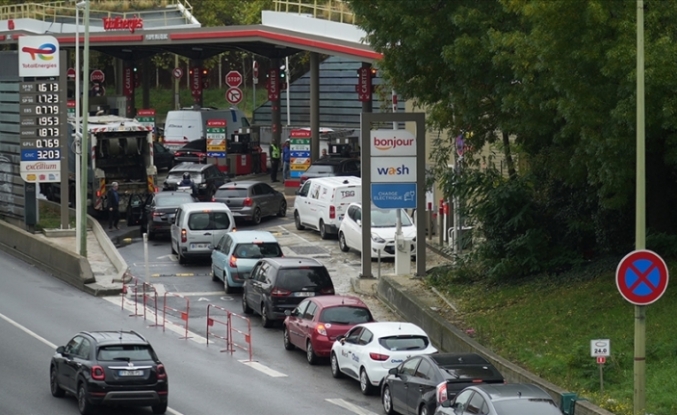 Paris ve çevresindeki akaryakıt istasyonlarının yüzde 40'ında benzin sıkıntısı yaşanıyor