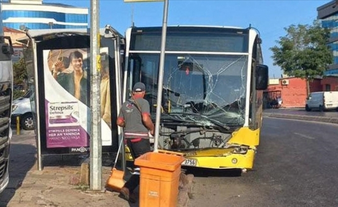 Ümraniye'de durağa çarpan İETT otobüsünde maddi hasar oluştu